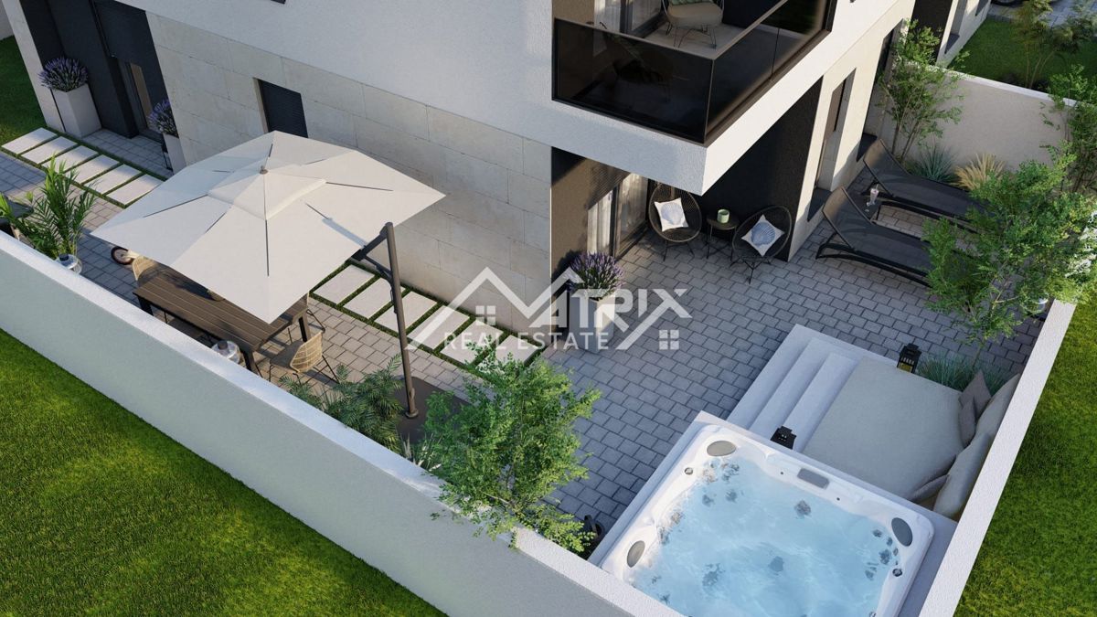 Pula, stanovanje v pritličju z veliko teraso in vrtom, novo