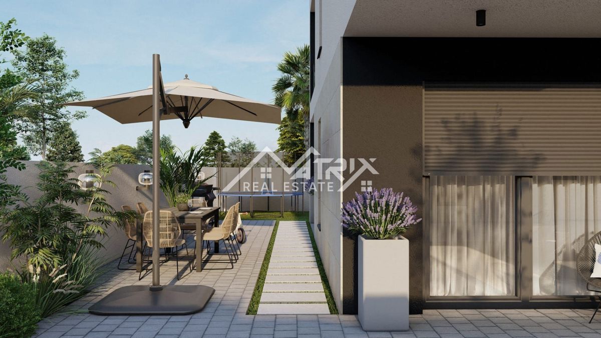 Pula, stanovanje v pritličju z veliko teraso in vrtom, novo