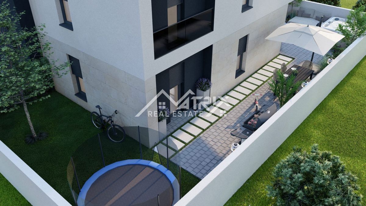 Pula, stanovanje v pritličju z veliko teraso in vrtom, novo