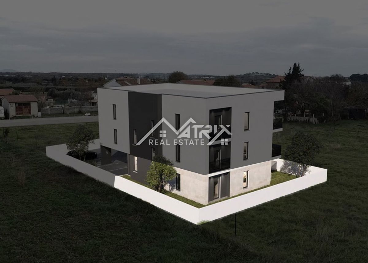 Pula, stanovanje v pritličju z veliko teraso in vrtom, novo