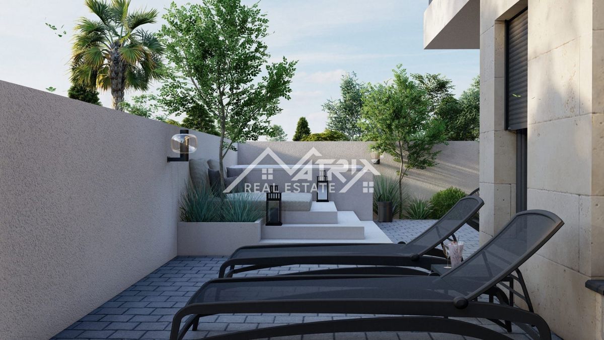 Pula, stanovanje v pritličju z veliko teraso in vrtom, novo