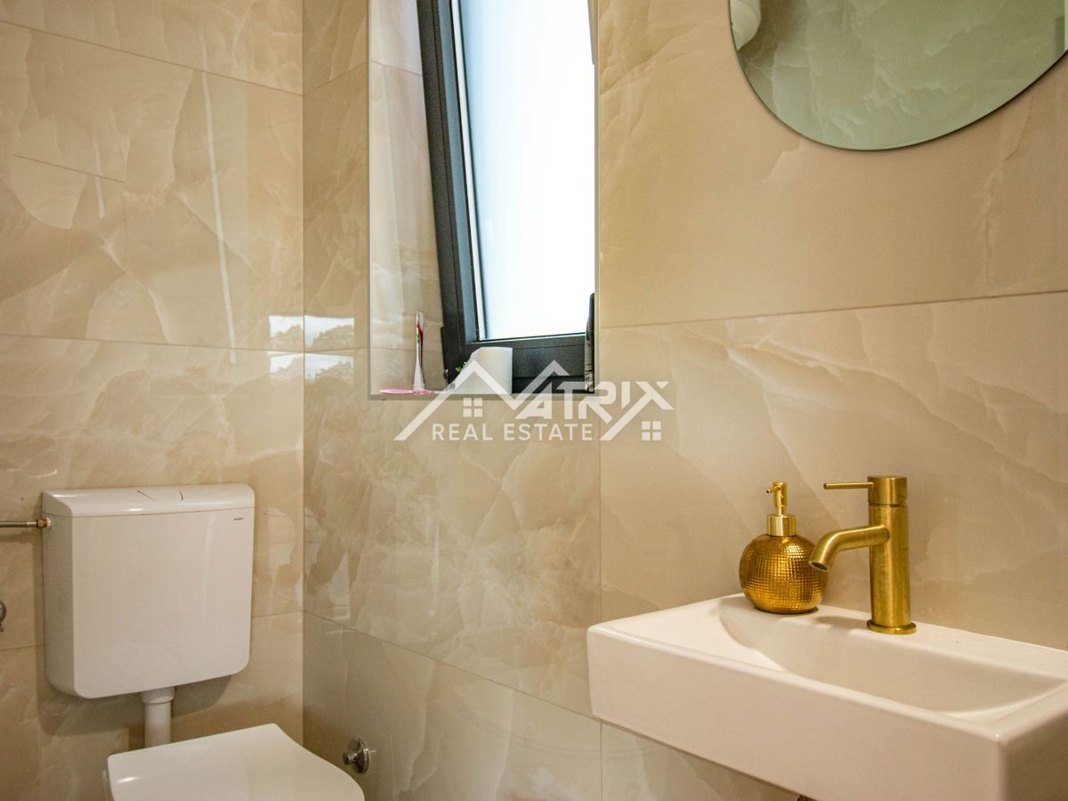 Svetvinčenat, prizemnica s bazenom i prostranom okućnicom