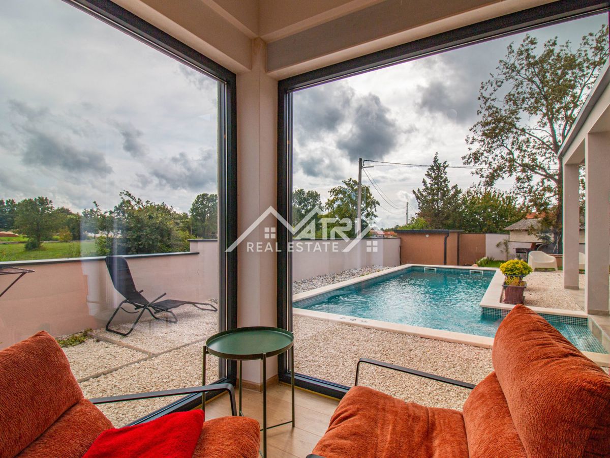 Svetvinčenat, prizemnica s bazenom i prostranom okućnicom