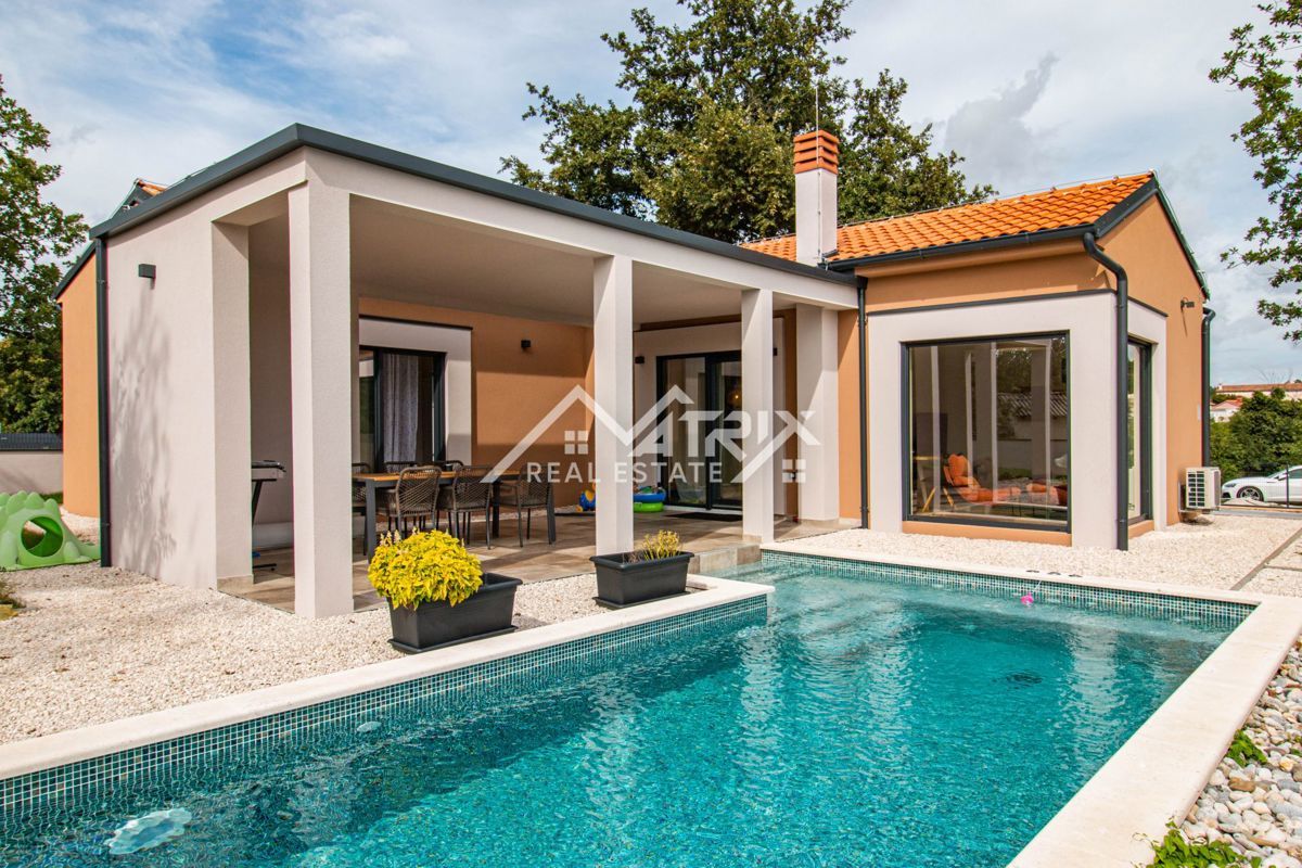 Svetvinčenat, prizemnica s bazenom i prostranom okućnicom