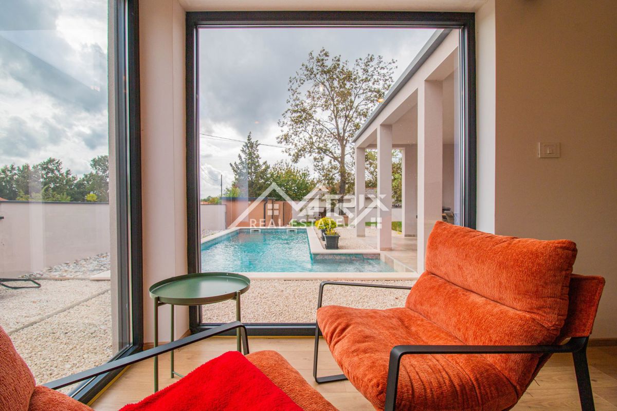 Svetvinčenat, prizemnica s bazenom i prostranom okućnicom