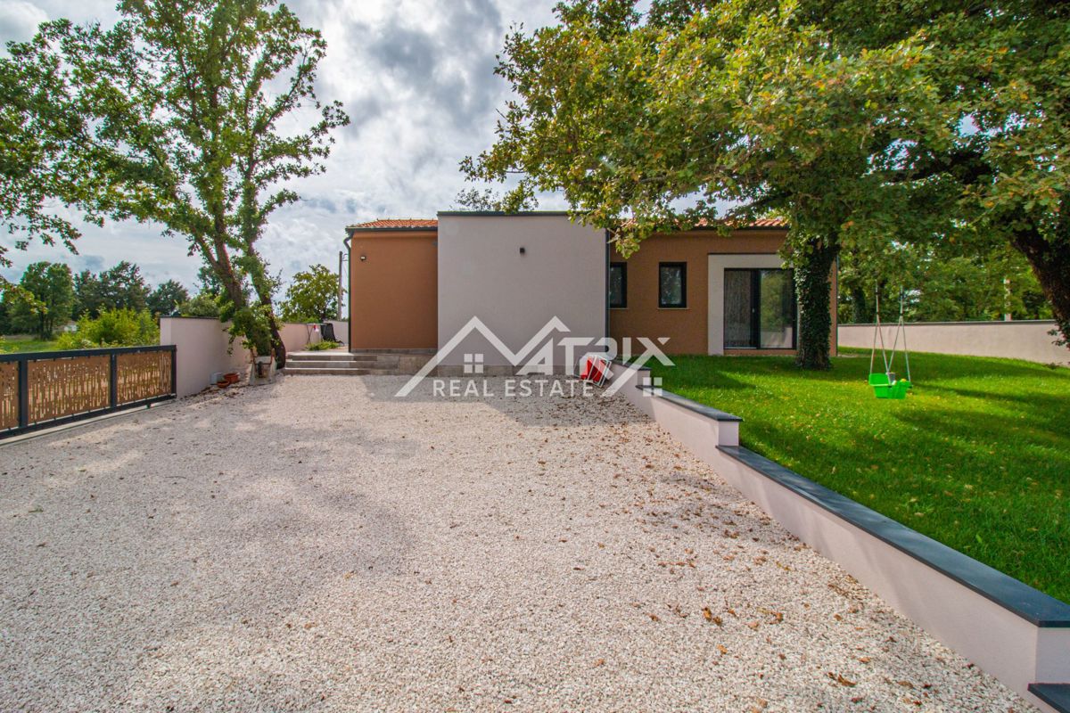 Svetvinčenat, prizemnica s bazenom i prostranom okućnicom