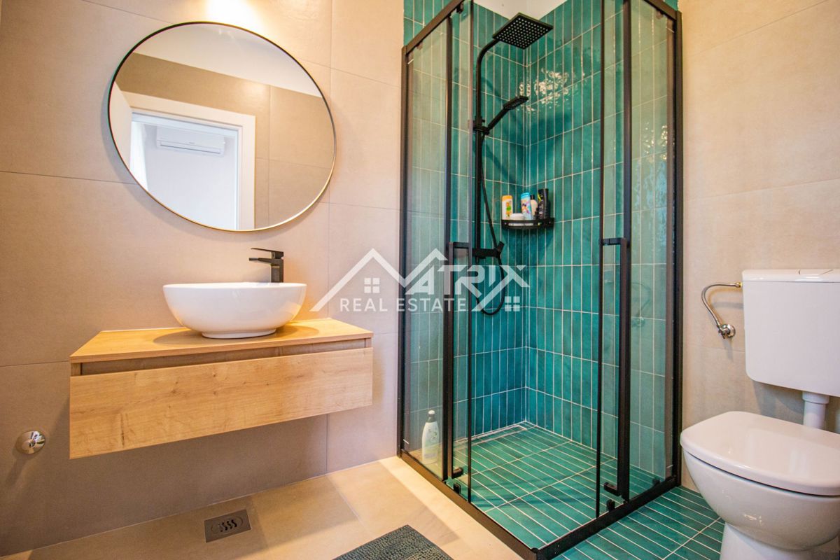 Svetvinčenat, prizemnica s bazenom i prostranom okućnicom