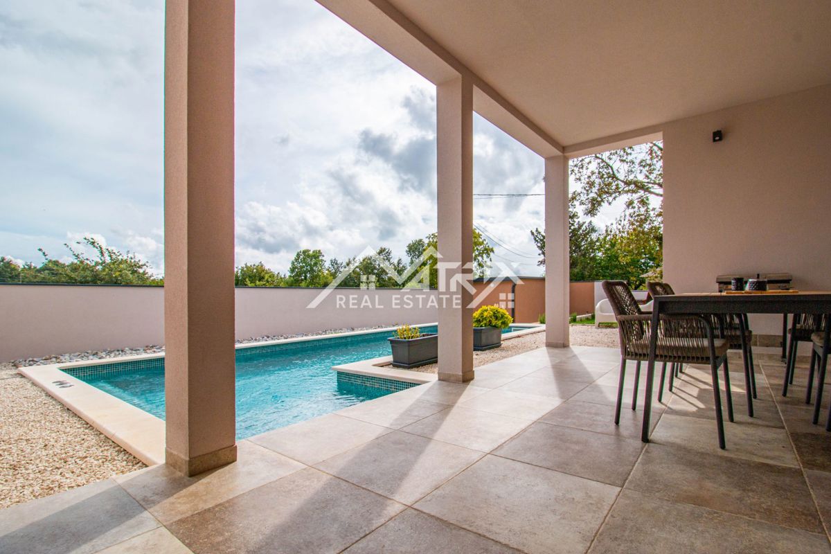 Svetvinčenat, prizemnica s bazenom i prostranom okućnicom