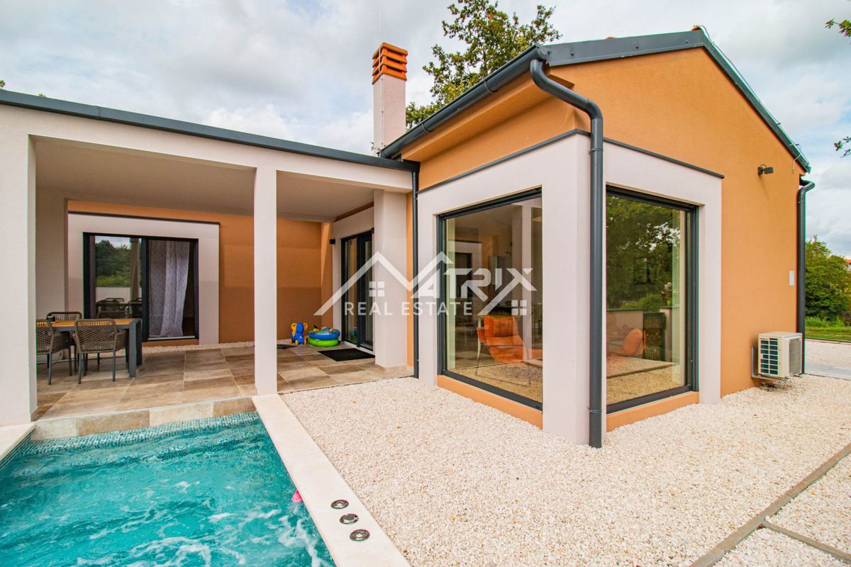 Svetvinčenat, prizemnica s bazenom i prostranom okućnicom