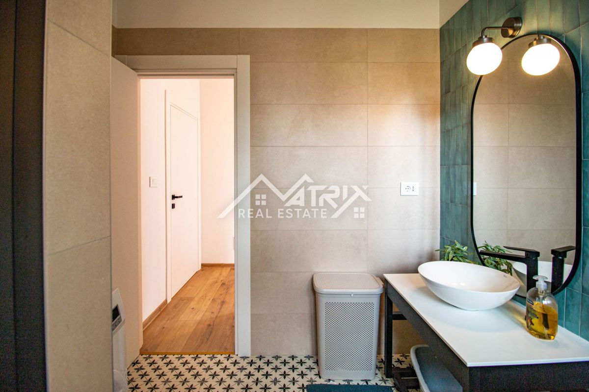 Svetvinčenat, prizemnica s bazenom i prostranom okućnicom