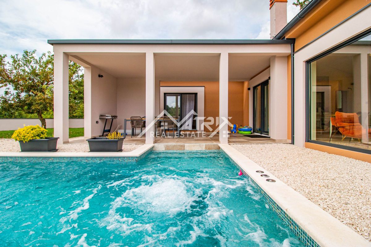 Svetvinčenat, prizemnica s bazenom i prostranom okućnicom