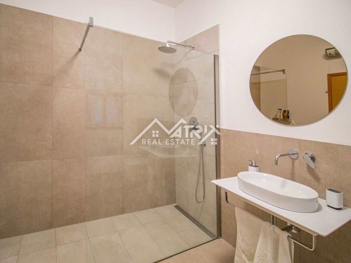 Okolica Poreča, hiša z bazenom in pogledom na morje, Novo!