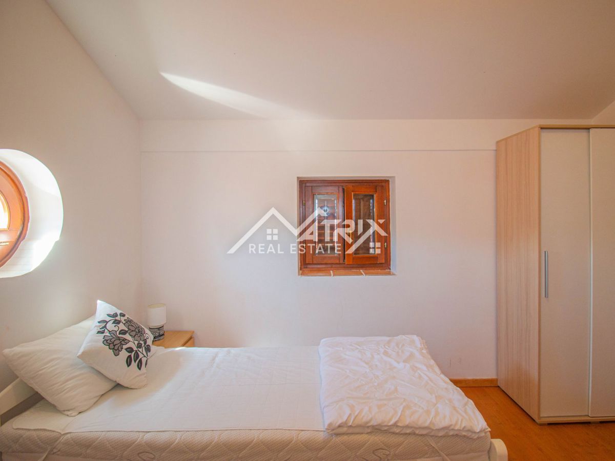 Okolica Poreča, hiša z bazenom in pogledom na morje, Novo!