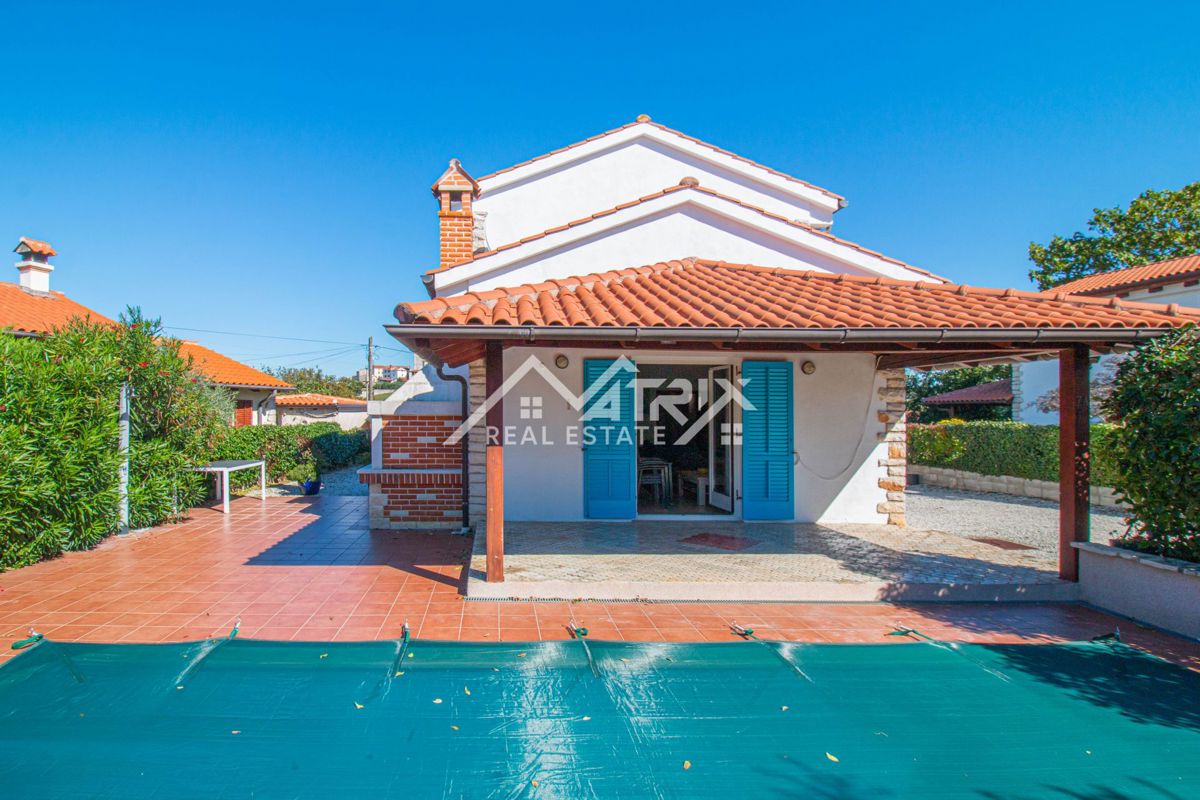 Okolica Poreča, hiša z bazenom in pogledom na morje, Novo!