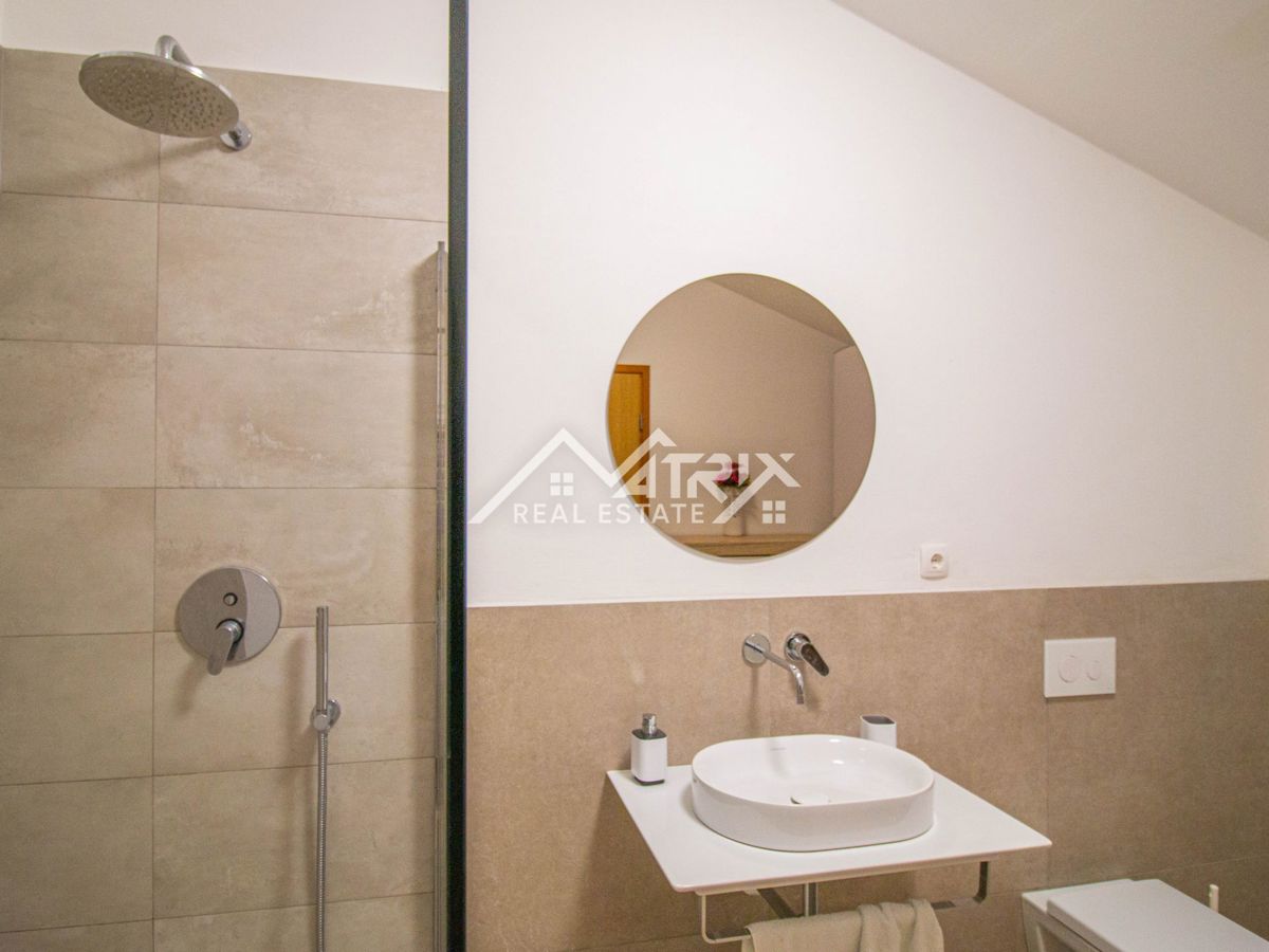 Okolica Poreča, hiša z bazenom in pogledom na morje, Novo!