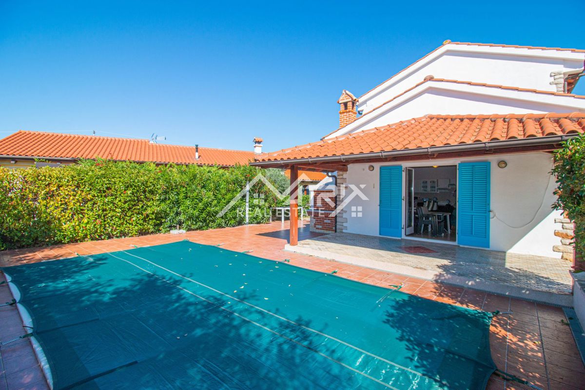 Okolica Poreča, hiša z bazenom in pogledom na morje, Novo!