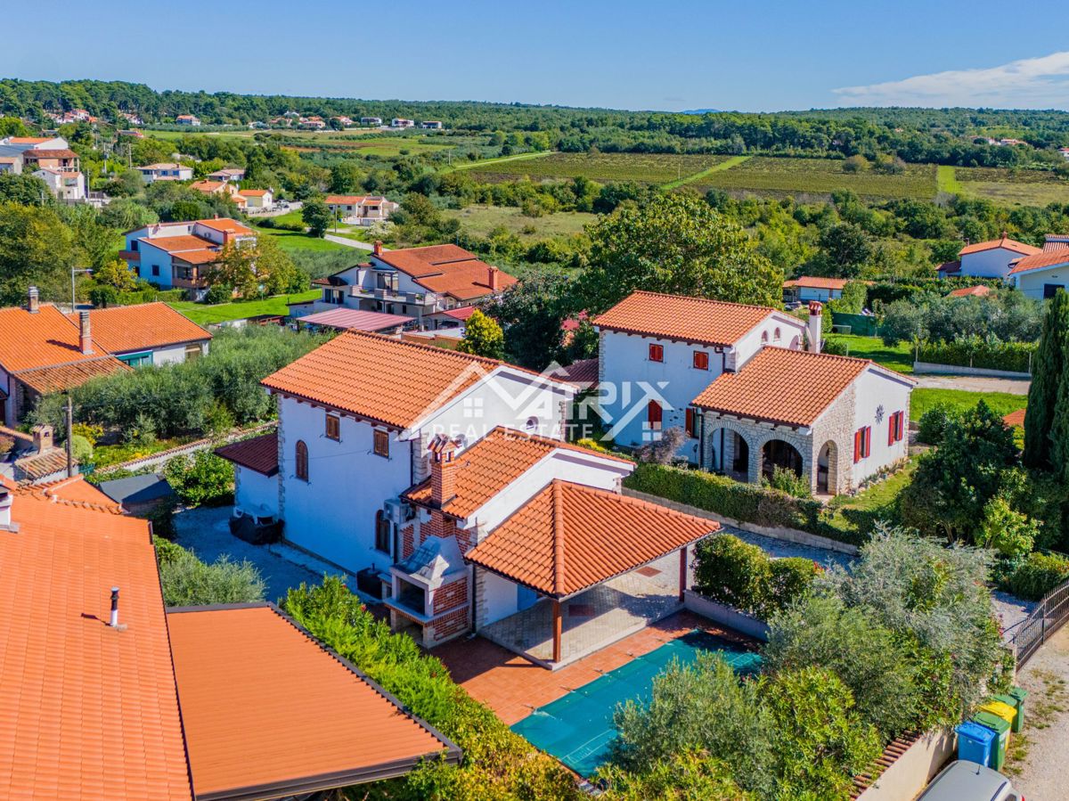 Okolica Poreča, hiša z bazenom in pogledom na morje, Novo!