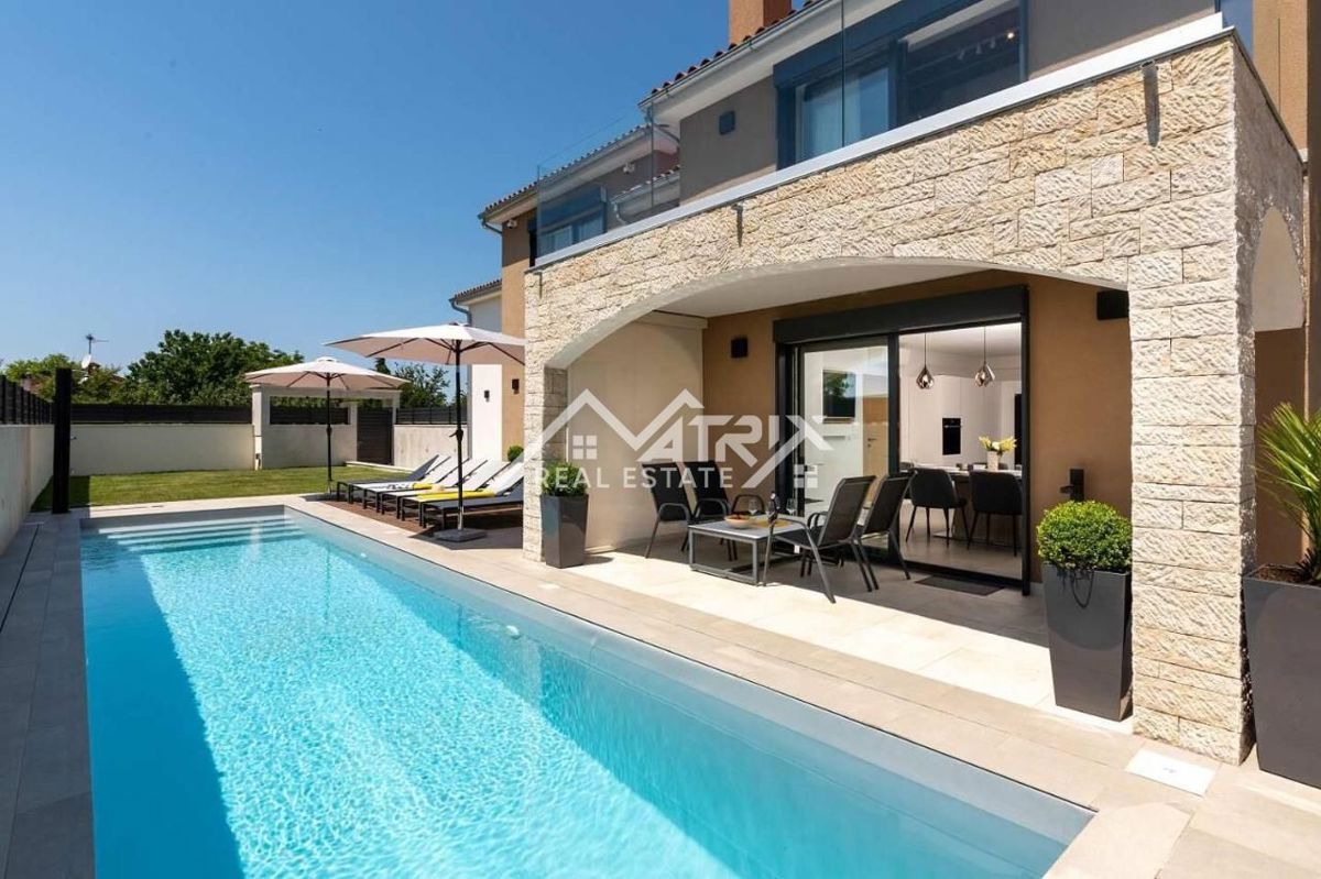 Poreč, luksuzna vila z bazenom le 4 km od centra, Novo!