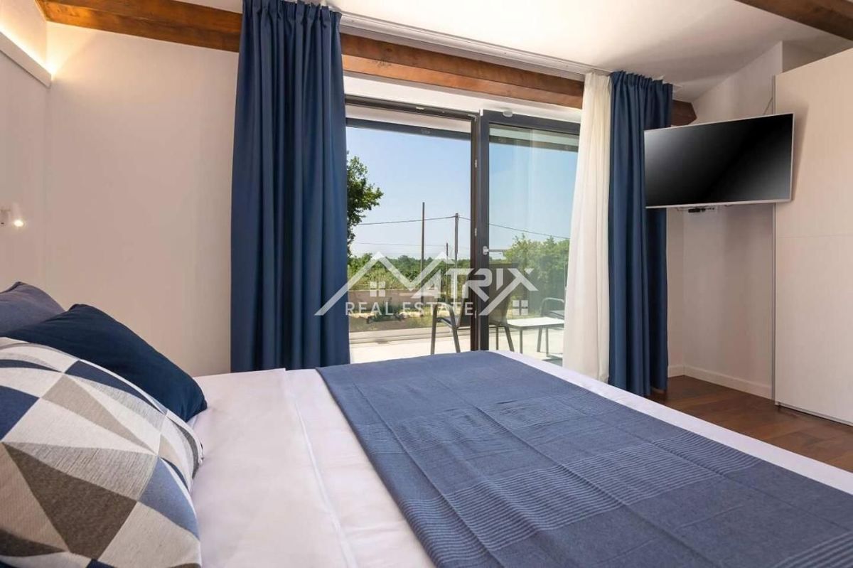 Poreč, luksuzna vila z bazenom le 4 km od centra, Novo!