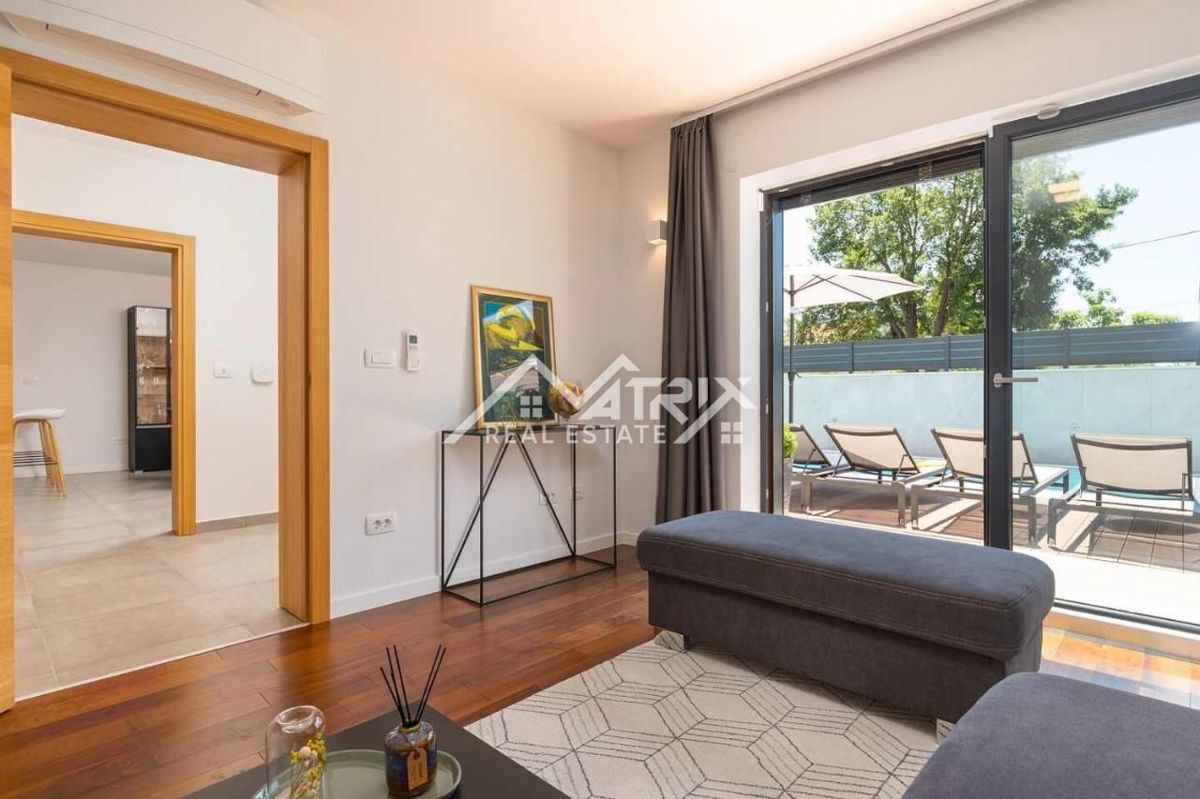 Poreč, luksuzna vila z bazenom le 4 km od centra, Novo!