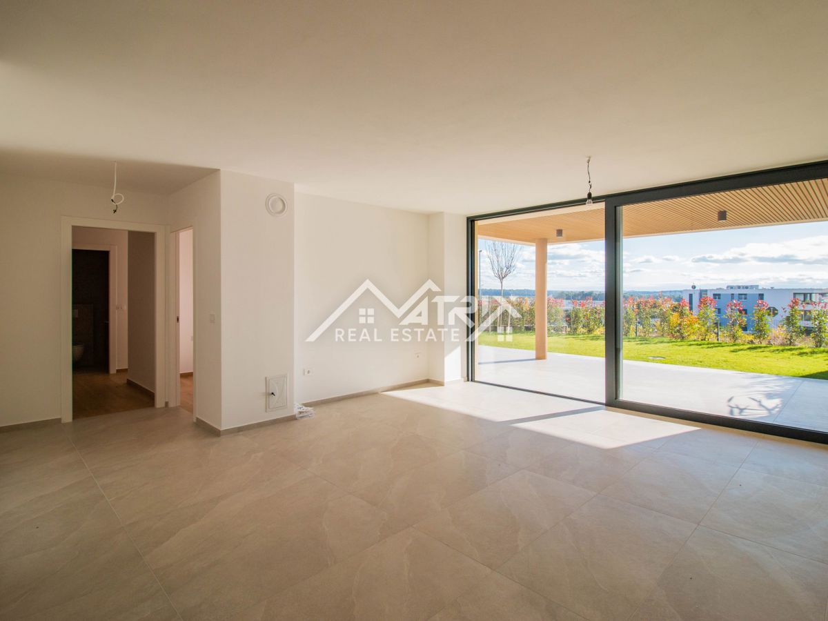 Novigrad, stanovanje v pritličju nove stavbe v bližini morja!