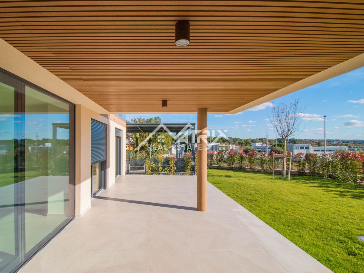 Novigrad, stanovanje v pritličju nove stavbe v bližini morja!