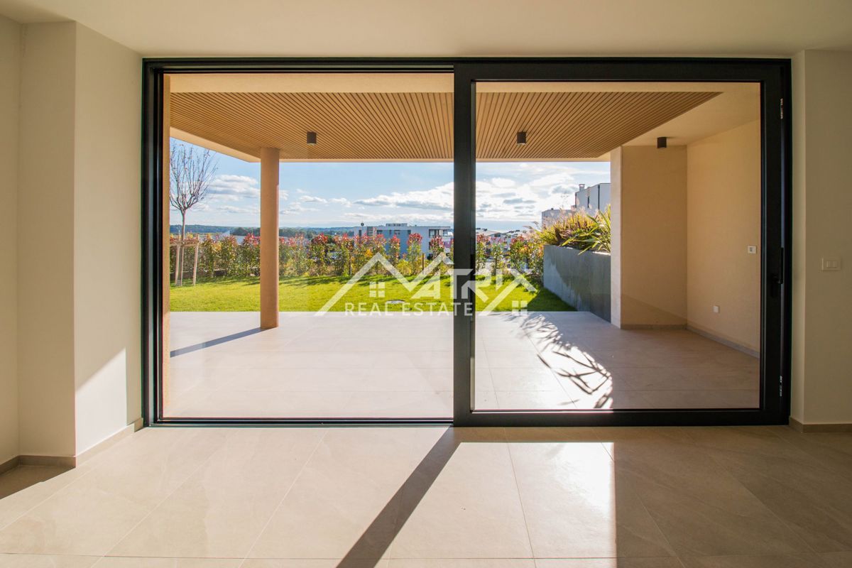 Novigrad, stanovanje v pritličju nove stavbe v bližini morja!