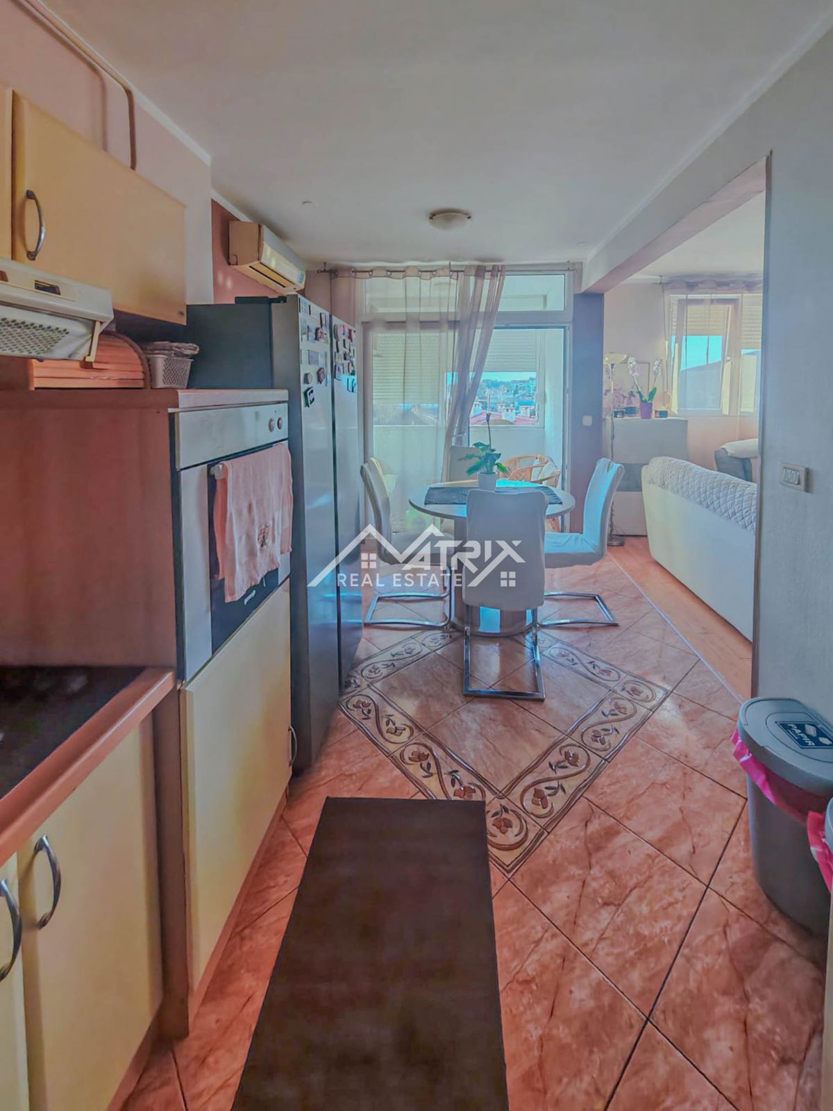 Pulj, 3-sobno stanovanje s teraso, blizu morja