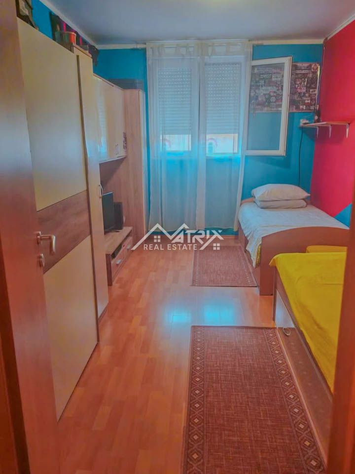 Pulj, 3-sobno stanovanje s teraso, blizu morja