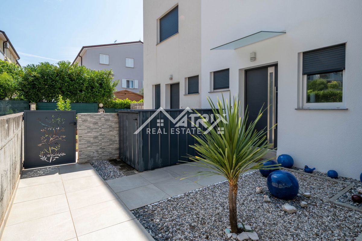 Novigrad, vrstna hiša z vrtom in pogledom na morje