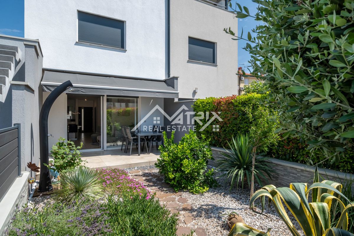 Novigrad, vrstna hiša z vrtom in pogledom na morje