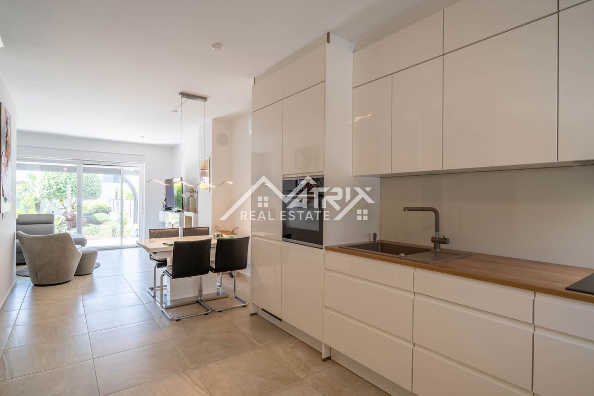 Novigrad, vrstna hiša z vrtom in pogledom na morje