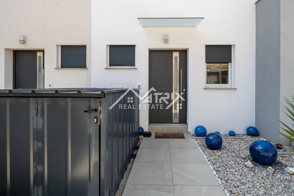 Novigrad, vrstna hiša z vrtom in pogledom na morje