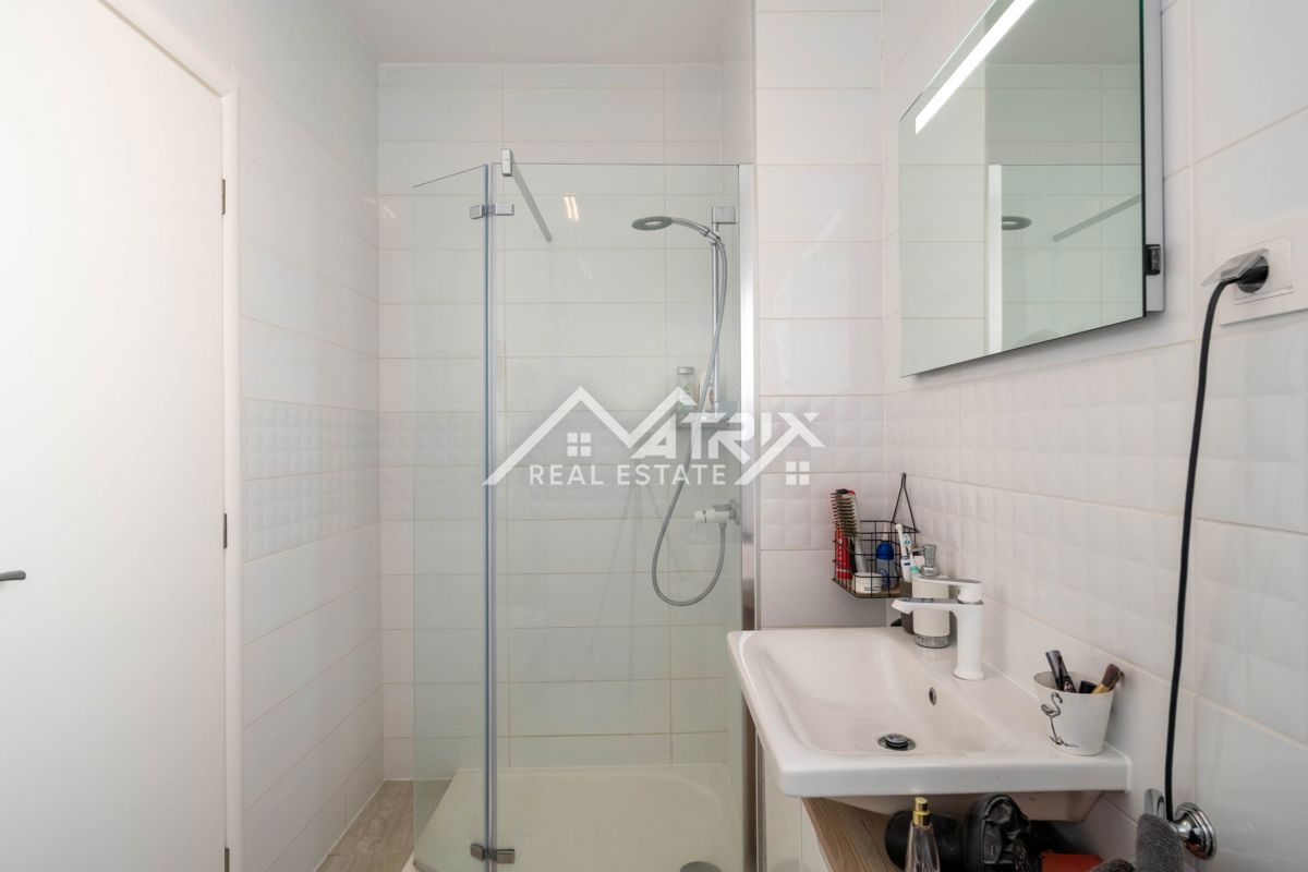 Novigrad, vrstna hiša z vrtom in pogledom na morje