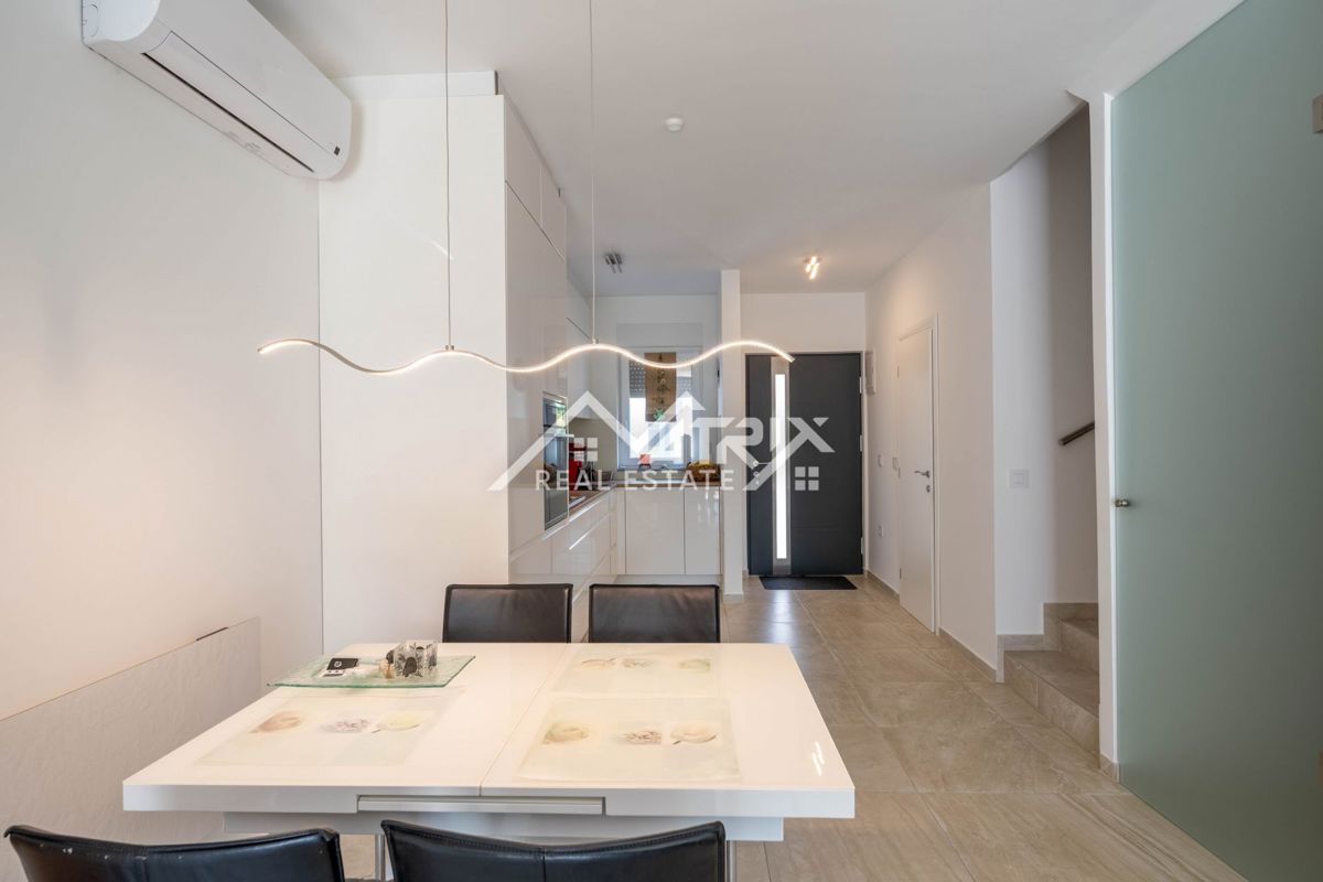 Novigrad, vrstna hiša z vrtom in pogledom na morje