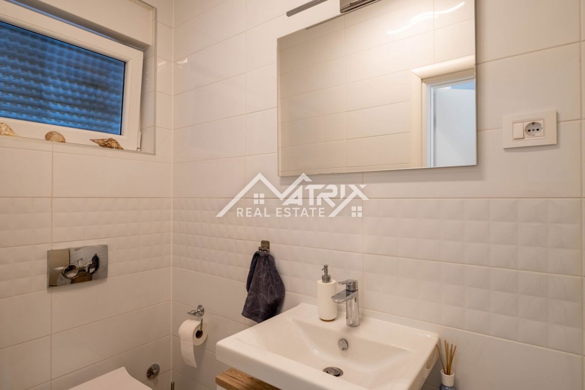 Novigrad, vrstna hiša z vrtom in pogledom na morje