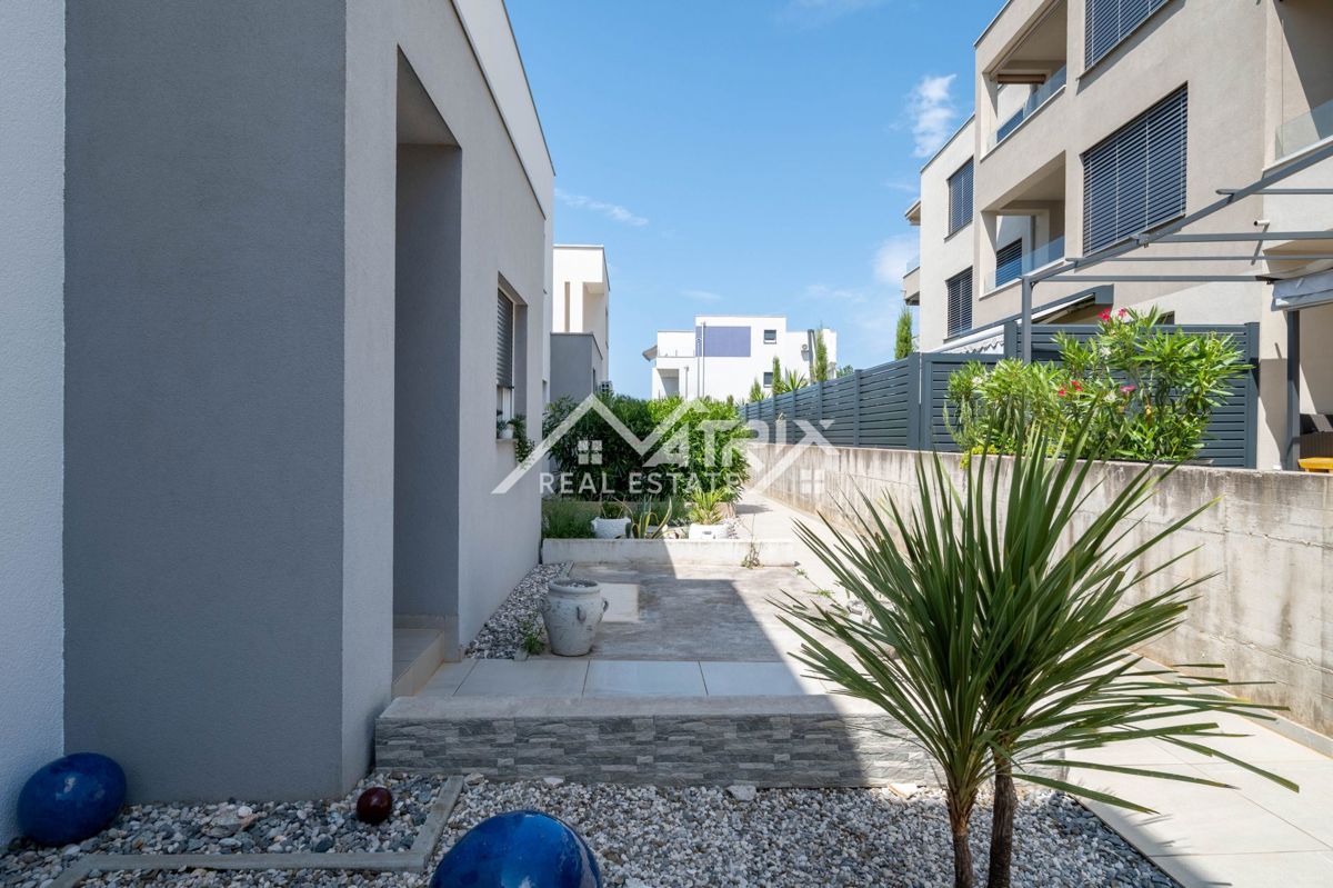 Novigrad, vrstna hiša z vrtom in pogledom na morje