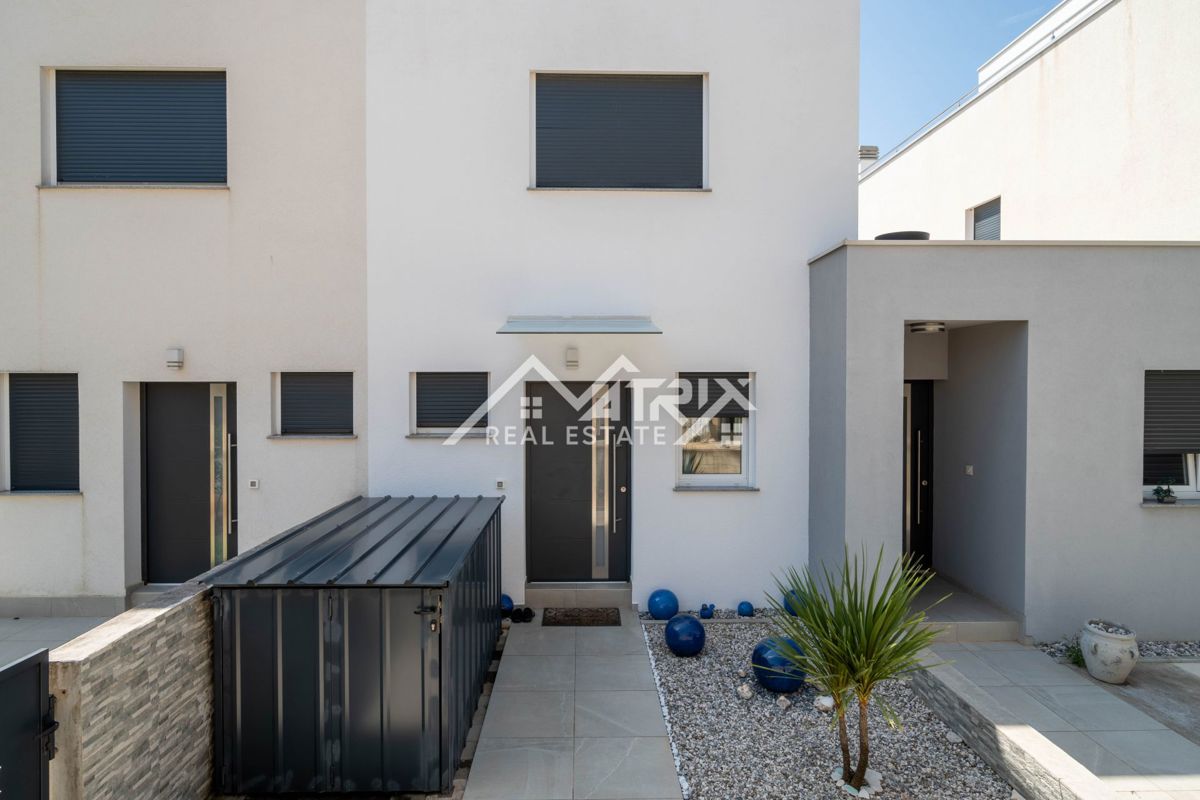 Novigrad, vrstna hiša z vrtom in pogledom na morje