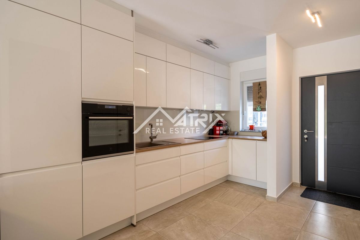 Novigrad, vrstna hiša z vrtom in pogledom na morje