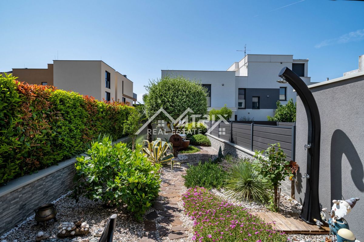 Novigrad, vrstna hiša z vrtom in pogledom na morje