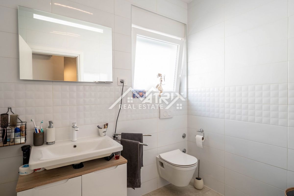 Novigrad, vrstna hiša z vrtom in pogledom na morje