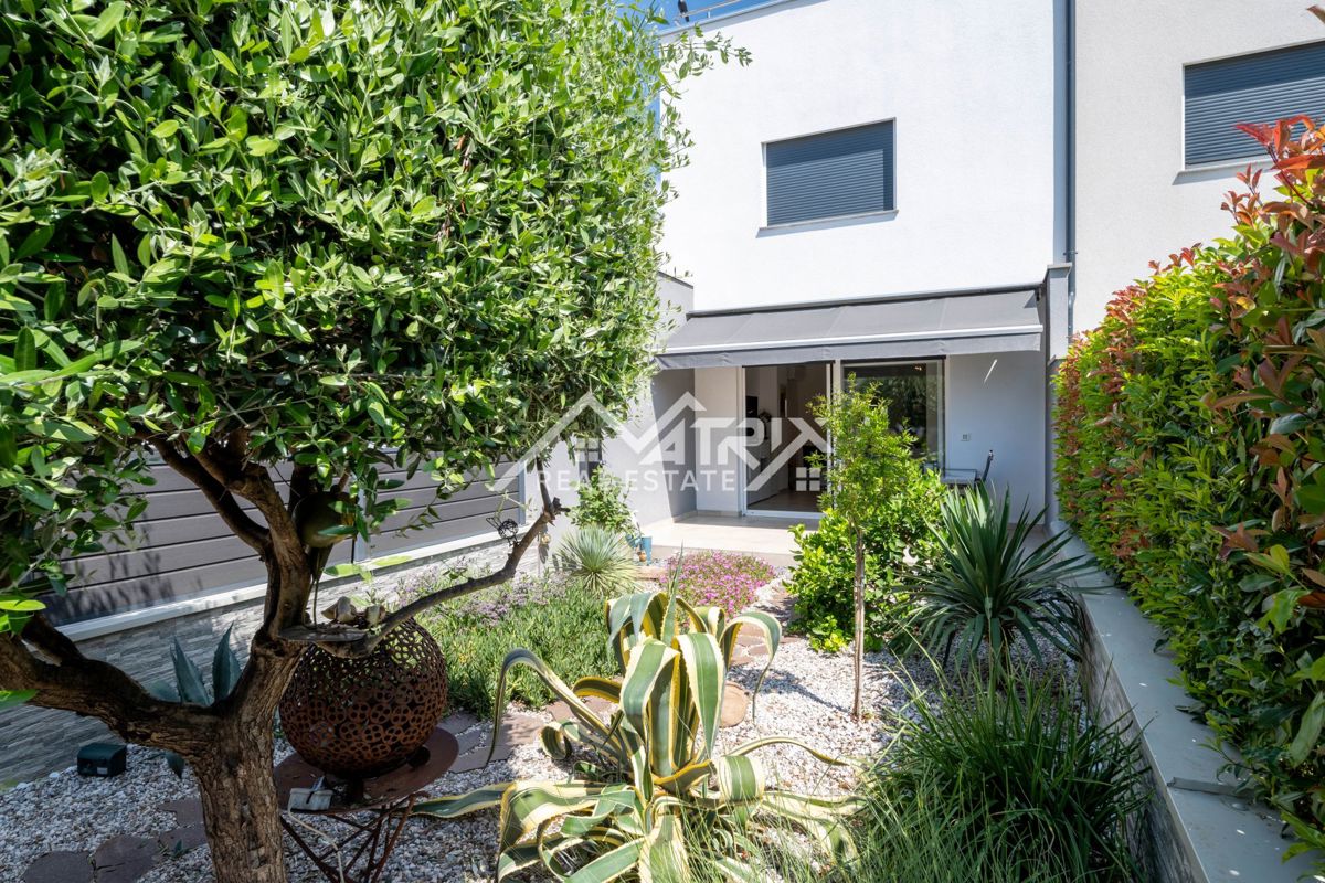 Novigrad, vrstna hiša z vrtom in pogledom na morje