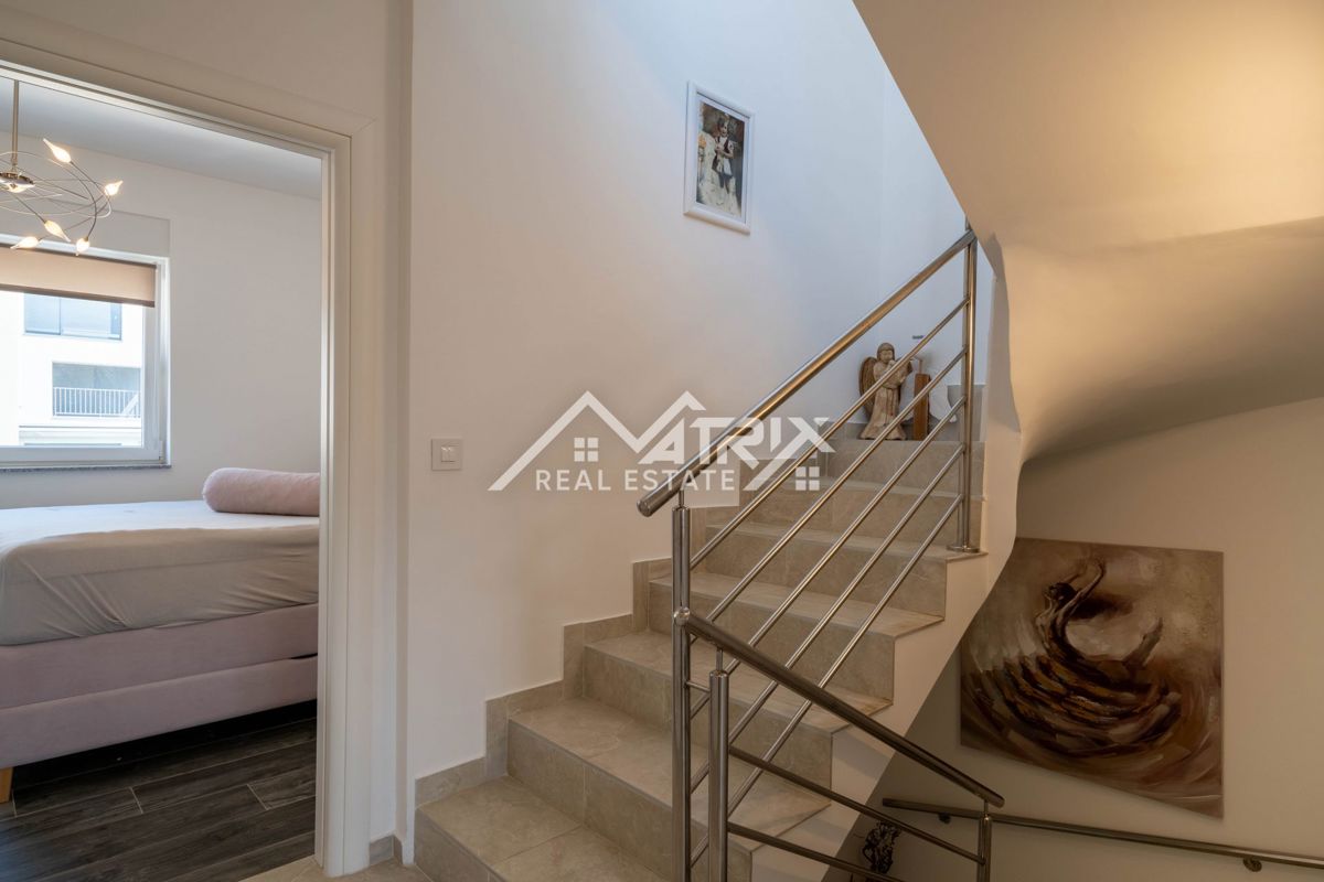 Novigrad, vrstna hiša z vrtom in pogledom na morje