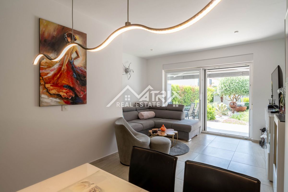 Novigrad, vrstna hiša z vrtom in pogledom na morje