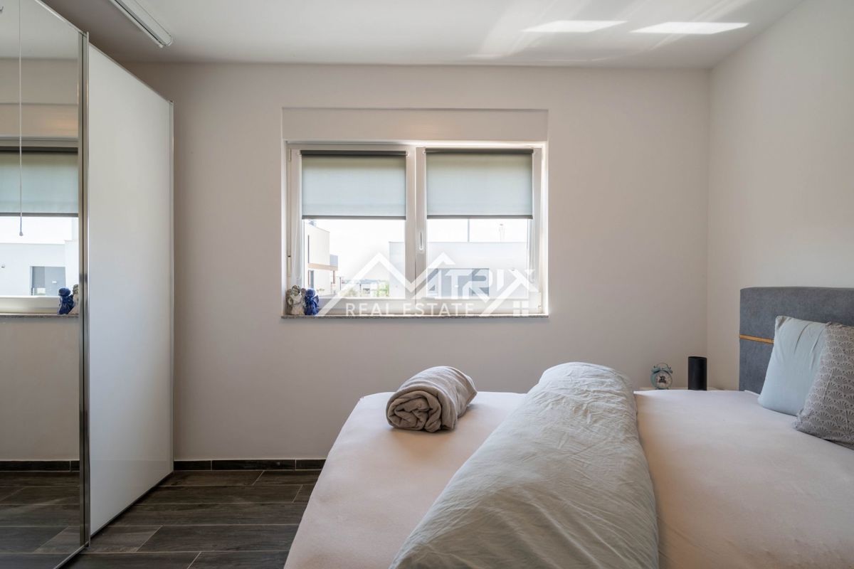 Novigrad, vrstna hiša z vrtom in pogledom na morje