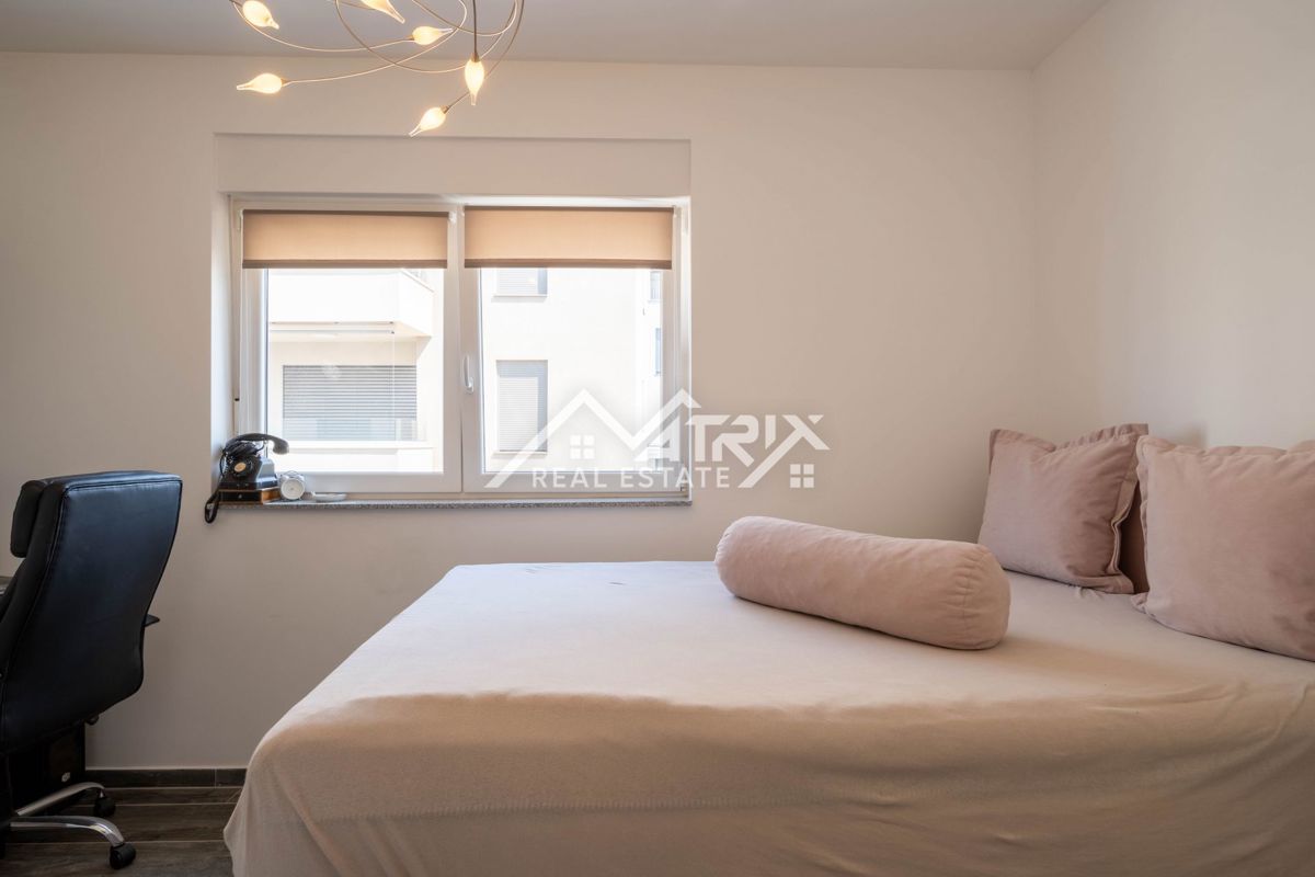 Novigrad, vrstna hiša z vrtom in pogledom na morje