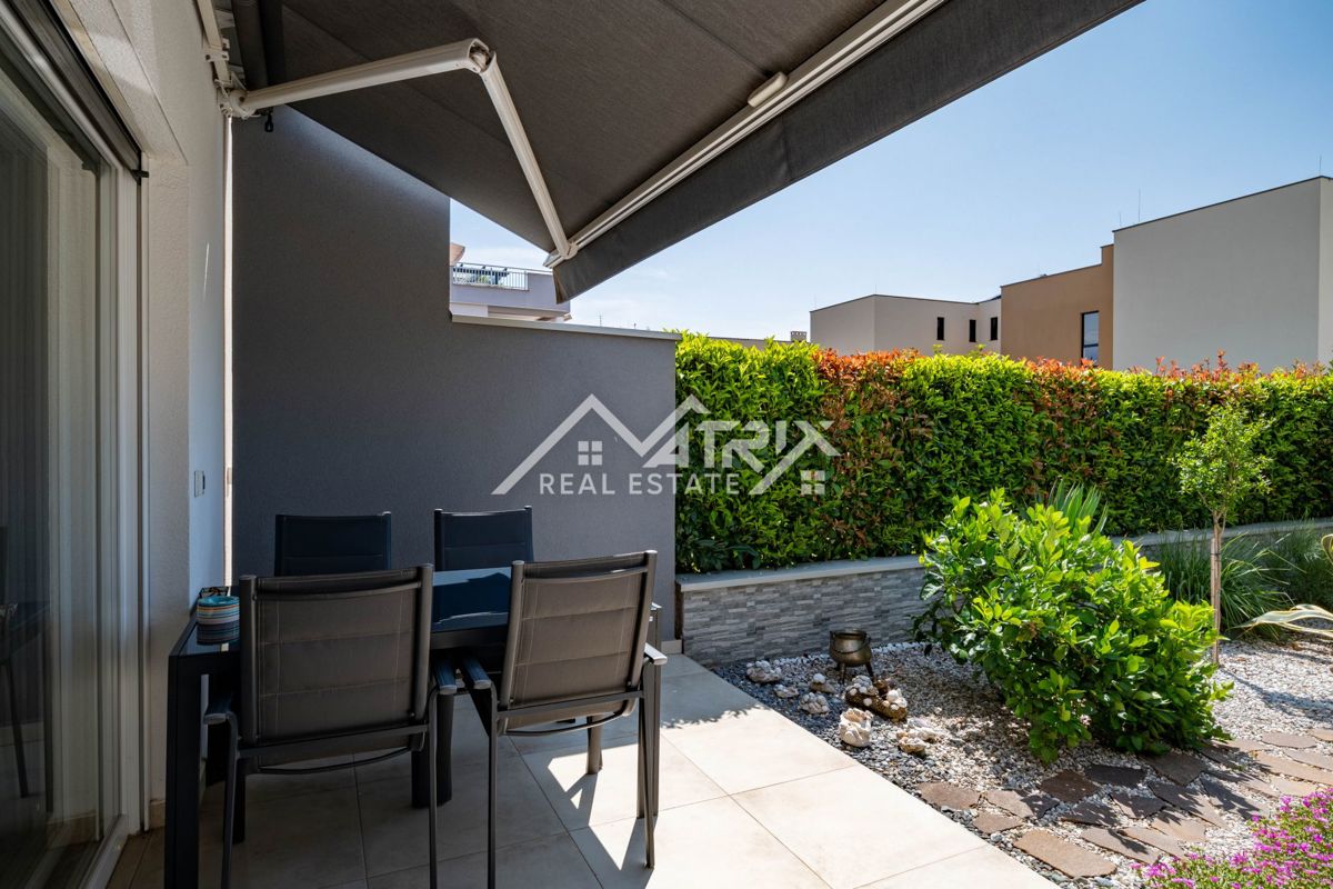 Novigrad, vrstna hiša z vrtom in pogledom na morje