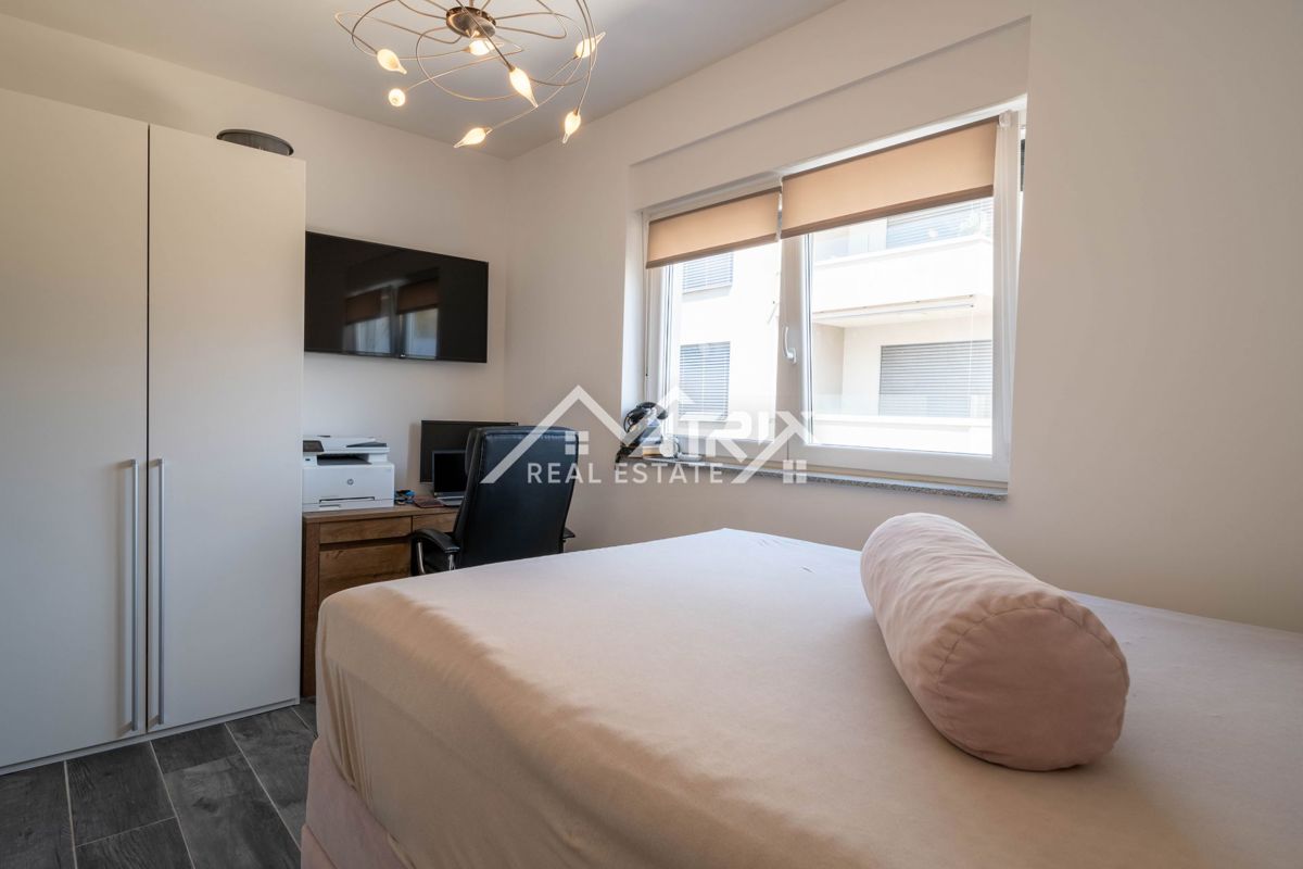 Novigrad, vrstna hiša z vrtom in pogledom na morje