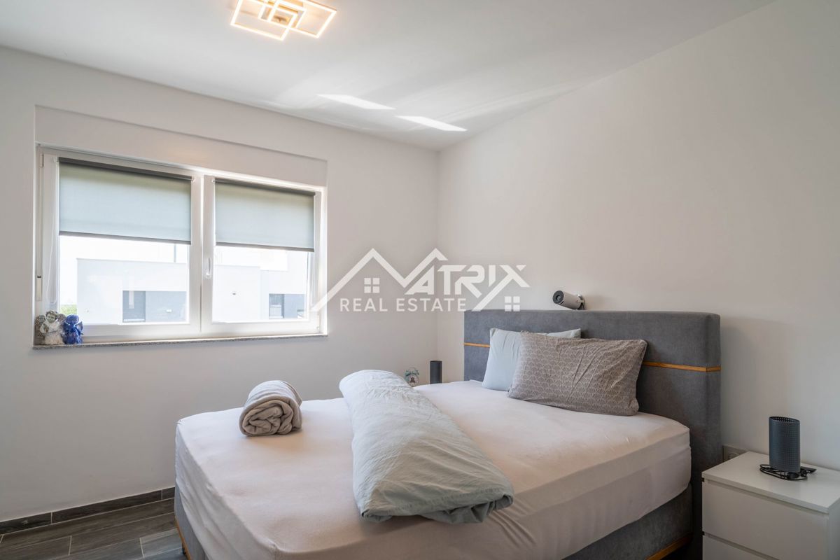 Novigrad, vrstna hiša z vrtom in pogledom na morje