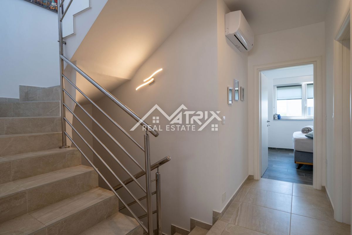 Novigrad, vrstna hiša z vrtom in pogledom na morje